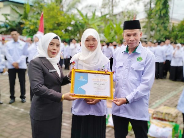 Kado Awal Tahun Yang Membanggakan, MTsN 1 HSU Raih Penghargaan Terbaik 3 Humas Award 2024