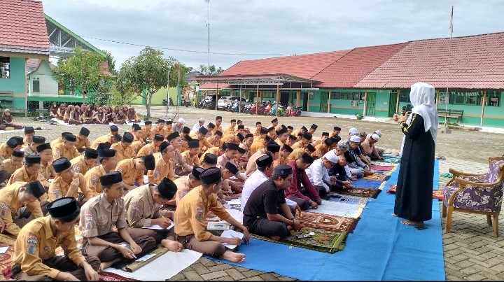 Jumat Taqwa, Penceramah Ajarkan 3 Akhlak Terpuji Kepada Siswa Jumat Taqwa, Penceramah Ajarkan 3 Akhlak Terpuji Kepada Siswa