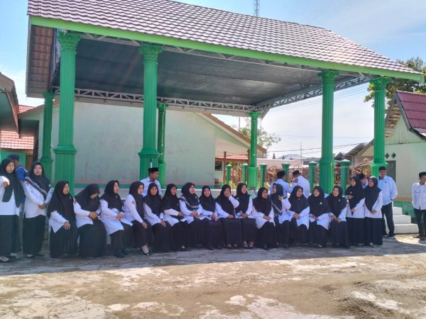 Kepala MTsN 1 HSU Lakukan Sesi Pengambilan Foto Bersama Seluruh Pendidik dan Tenaga Kependidikan