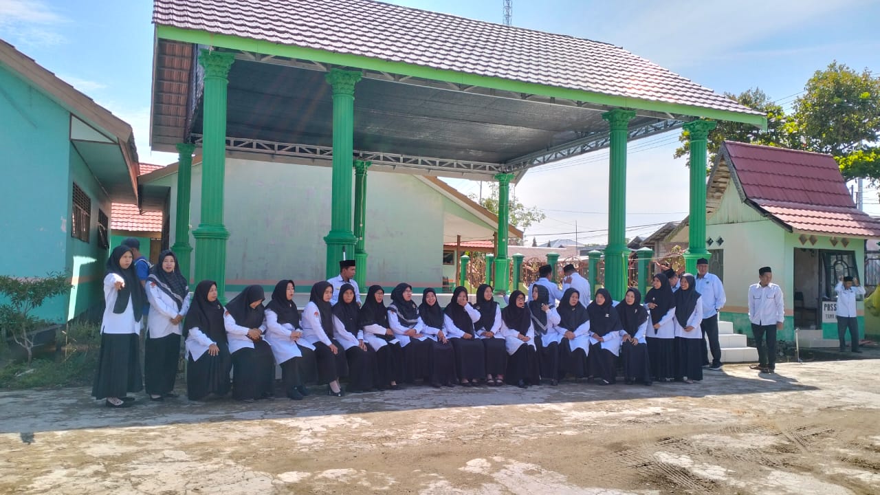 Kepala MTsN 1 HSU Lakukan Sesi Pengambilan Foto Bersama Seluruh Pendidik dan Tenaga Kependidikan Kepala MTsN 1 HSU Lakukan Sesi Pengambilan Foto Bersama Seluruh Pendidik dan Tenaga Kependidikan