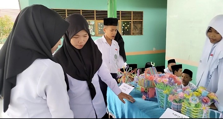 MTsN 1 HSU Gelar Karya P5-RA Bertemakan Gaya Hidup Berkelanjutan Berjudul “Sampahku Tanggung Jawabku” MTsN 1 HSU Gelar Karya P5-RA Bertemakan Gaya Hidup Berkelanjutan Berjudul “Sampahku Tanggung Jawabku”