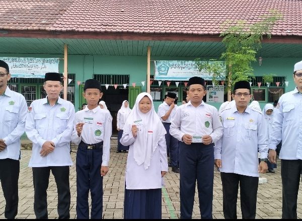 MTsN 1 HSU Serahkan Kartu Anggota Perpustakaan Secara Simbolis Kepada Siswa Kelas VII