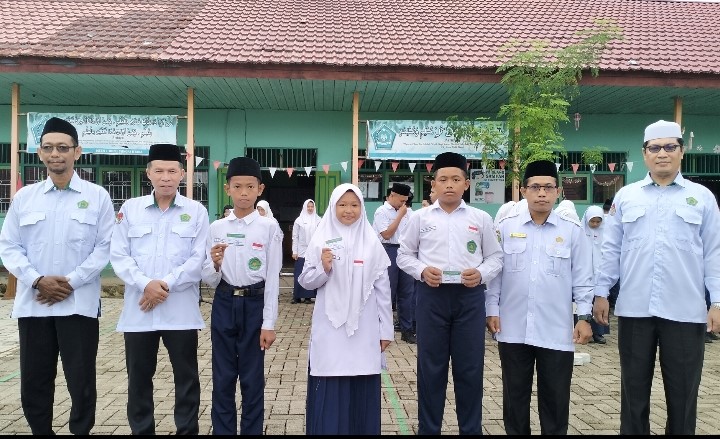 MTsN 1 HSU Serahkan Kartu Anggota Perpustakaan Secara Simbolis Kepada Siswa Kelas VII MTsN 1 HSU Serahkan Kartu Anggota Perpustakaan Secara Simbolis Kepada Siswa Kelas VII