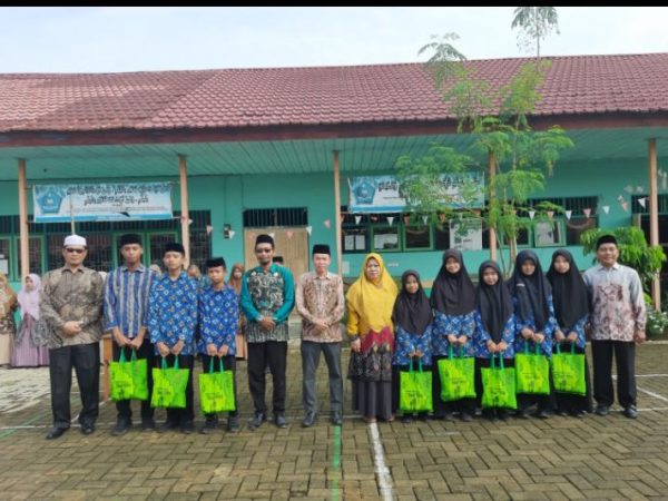 Meriahkan Festival Ramadhan 2025 Kementeriam Agama RI, 8 Siswa Yatim Piatu dan Kurang Mampu MTsN 1 HSU Terima Santunan Ramadhan