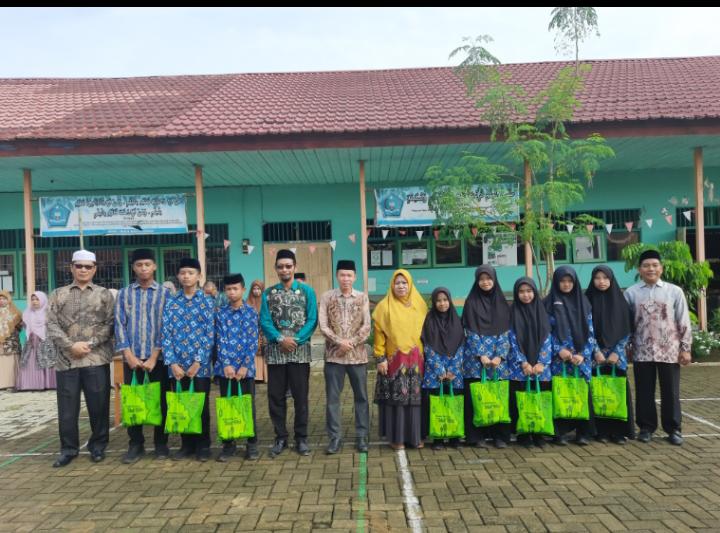 Meriahkan Festival Ramadhan 2025 Kementeriam Agama RI, 8 Siswa Yatim Piatu dan Kurang Mampu MTsN 1 HSU Terima Santunan Ramadhan Meriahkan Festival Ramadhan 2025 Kementeriam Agama RI, 8 Siswa Yatim Piatu dan Kurang Mampu MTsN 1 HSU Terima Santunan Ramadhan