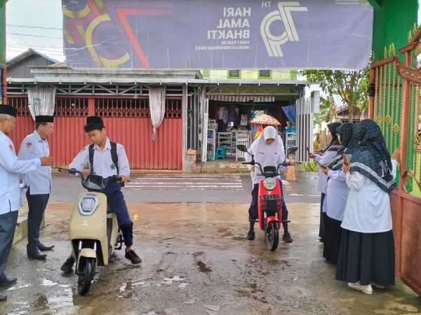 Mulai Aktifkan Absensi Siswa Berbasis Barcode, Guru Piket Ingatkan Siswa Bawa Kartu Barcode 
