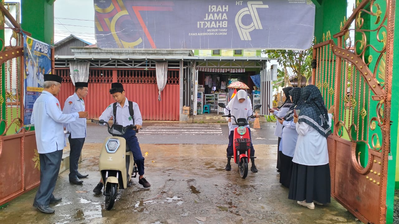 Mulai Aktifkan Absensi Siswa Berbasis Barcode, Guru Piket Ingatkan Siswa Bawa Kartu Barcode Mulai Aktifkan Absensi Siswa Berbasis Barcode, Guru Piket Ingatkan Siswa Bawa Kartu Barcode