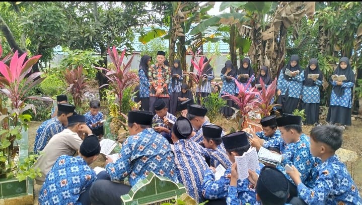 PTK MTsN 1 HSU Dampingi Siswa Berziarah Ke Makam Para Komite, Kamad, dan PTK MTsN 1 HSU yang Telah Meninggal Dunia PTK MTsN 1 HSU Dampingi Siswa Berziarah Ke Makam Para Komite, Kamad, dan PTK MTsN 1 HSU yang Telah Meninggal Dunia
