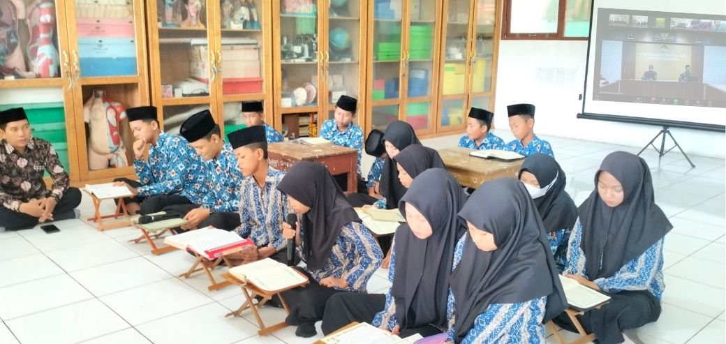 Siswa MTsN 1 HSU Terpilih Untuk Mengikuti Program Tadarus Al-Quran se- Indonesia dalam Rangka Semarak Ramadhan 1446 H Siswa MTsN 1 HSU Terpilih Untuk Mengikuti Program Tadarus Al-Quran se- Indonesia dalam Rangka Semarak Ramadhan 1446 H