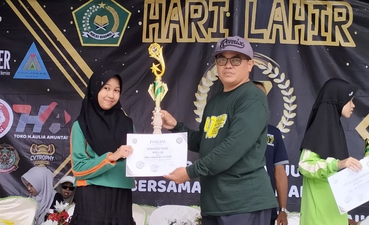 Siswi MTsN 1 HSU Terima Tropi Juara Lomba Nyanyi Solo dan Lomba Volly Harlah MAN 1 HSU Ke-47 Siswi MTsN 1 HSU Terima Tropi Juara Lomba Nyanyi Solo dan Lomba Volly Harlah MAN 1 HSU Ke-47