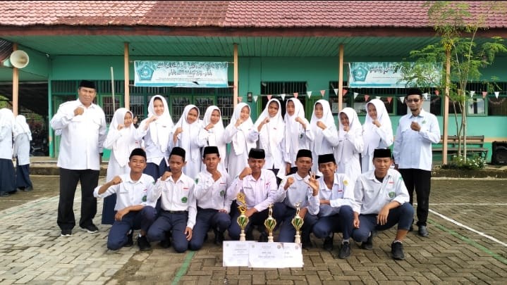 Terima 3 Tropi Juara Harlah MAN 1 HSU Ke-47, Kepala Tata Usaha Wakili Kamad Beri Hadiah Apresiasi Kepada Para Jawara Terima 3 Tropi Juara Harlah MAN 1 HSU Ke-47, Kepala Tata Usaha Wakili Kamad Beri Hadiah Apresiasi Kepada Para Jawara