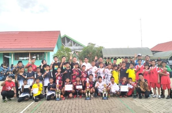 Tutup Turnamen Futsal Harlah ke-58, MTsN 1 HSU Serahkan Tropi, Piagam Penghargaan, dan Uang Pembinaan