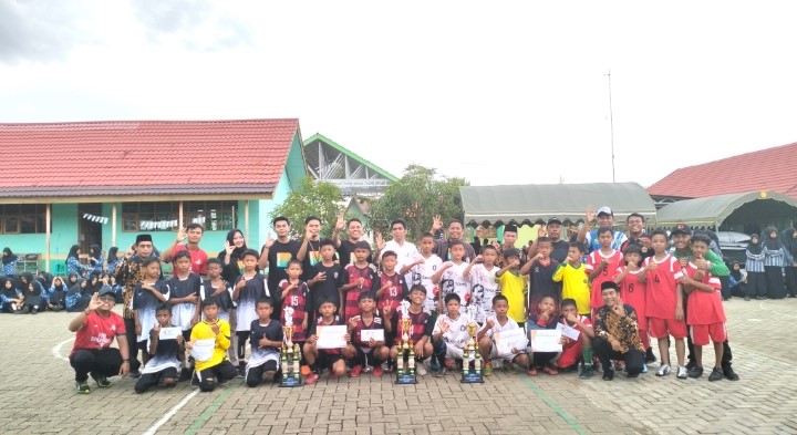 Tutup Turnamen Futsal Harlah ke-58, MTsN 1 HSU Serahkan Tropi, Piagam Penghargaan, dan Uang Pembinaan Tutup Turnamen Futsal Harlah ke-58, MTsN 1 HSU Serahkan Tropi, Piagam Penghargaan, dan Uang Pembinaan