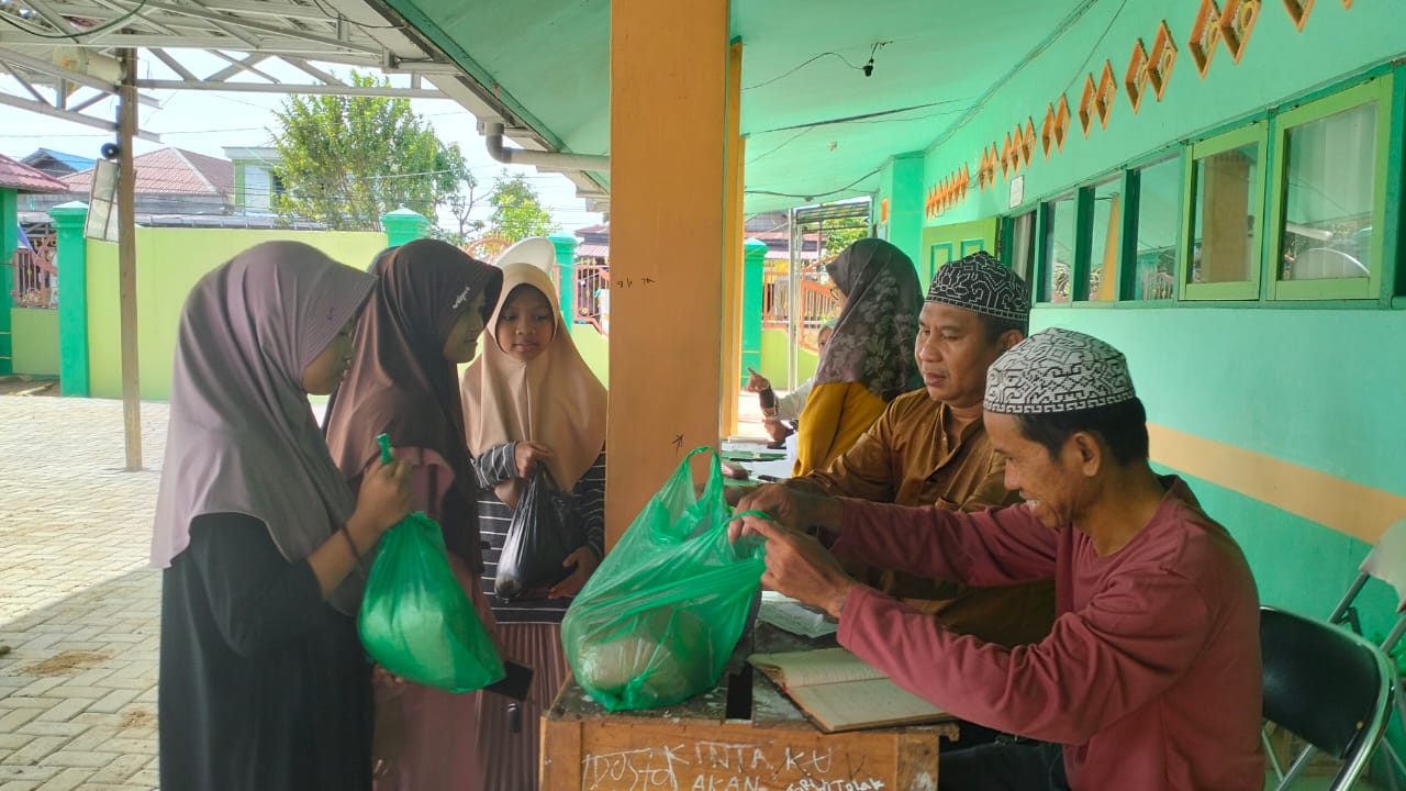 Zakat Fitrah, Asah Empati Siswa MTsN 1 HSU Zakat Fitrah, Asah Empati Siswa MTsN 1 HSU