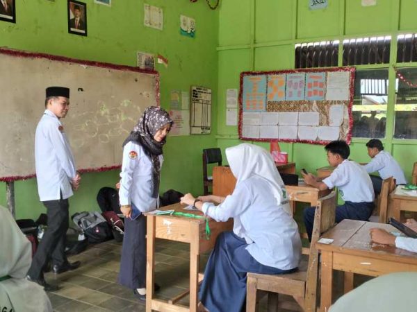 Hari Pertama Pelaksanaan Ujian Madrasah, MTsN 1 Hulu Sungai Utara Terima Kunjungan Kepala KanKemenag HSU