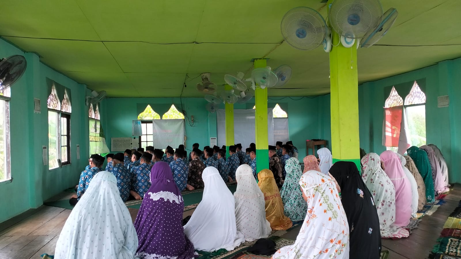 Hari Pertama Turun Ke Madrasah, Siswa MTsN 1 HSU Kembali Laksanakan Kegiatan Rutin Sholat Dhuha Hari Pertama Turun Ke Madrasah, Siswa MTsN 1 HSU Kembali Laksanakan Kegiatan Rutin Sholat Dhuha