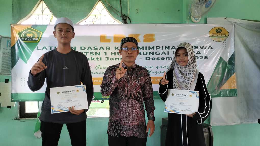 LDKS Pengurus OSIM MTsN 1 HSU Hari Ke-2, Wakamad Kesiswaan Beri Piagam Peserta Terbaik LDKS Pengurus OSIM MTsN 1 HSU Hari Ke-2, Wakamad Kesiswaan Beri Piagam Peserta Terbaik