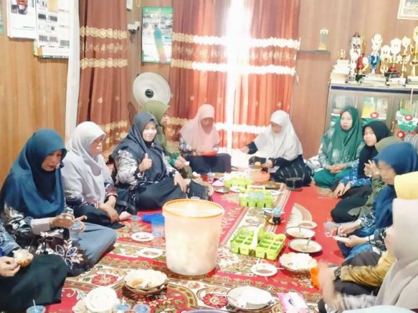 Keluarga Besar MTsN 1 HSU Hadiri Acara Walimatussafar Guru sekaligus Wali Kelas IX D yang akan Menunaikan Ibadah Haji