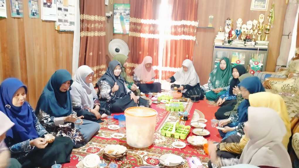 Keluarga Besar MTsN 1 HSU Hadiri Acara Walimatussafar Guru sekaligus Wali Kelas IX D yang akan Menunaikan Ibadah Haji Keluarga Besar MTsN 1 HSU Hadiri Acara Walimatussafar Guru sekaligus Wali Kelas IX D yang akan Menunaikan Ibadah Haji
