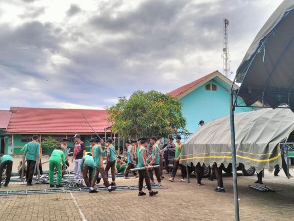 MTsN 1 HSU Gelar Aksi Gotong Royong Pasca Acara Perpisahan
