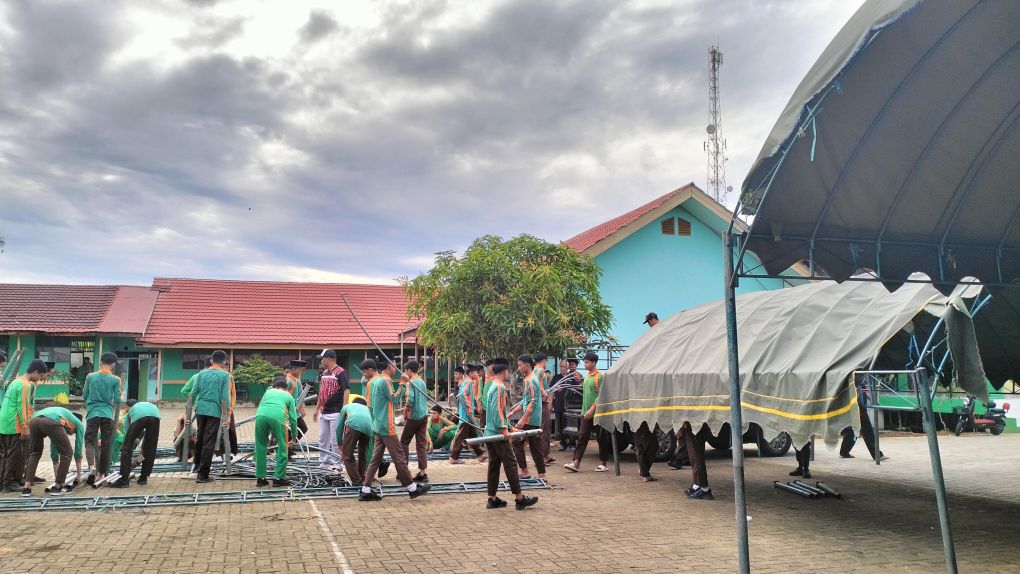 MTsN 1 HSU Gelar Aksi Gotong Royong Pasca Acara Perpisahan MTsN 1 HSU Gelar Aksi Gotong Royong Pasca Acara Perpisahan