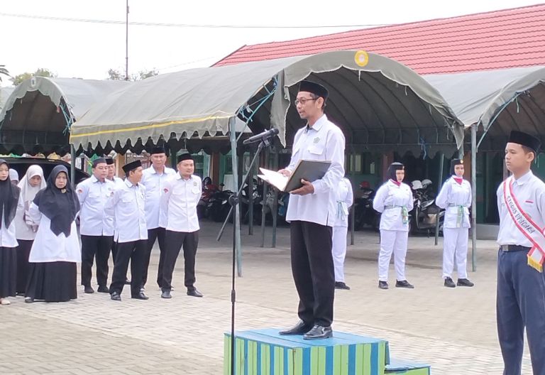 MTsN 1 HSU Gelar Upacara Hari Kebangkitan Nasional dengan Semangat dan Khidmat MTsN 1 HSU Gelar Upacara Hari Kebangkitan Nasional dengan Semangat dan Khidmat