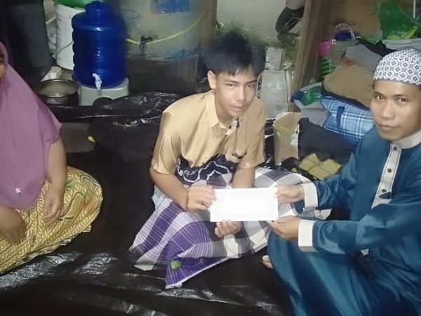 MTsN 1 HSU Serahkan Donasi Kepada Siswa Korban Kebakaran