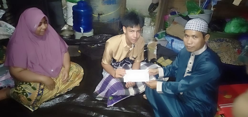 MTsN 1 HSU Serahkan Donasi Kepada Siswa Korban Kebakaran MTsN 1 HSU Serahkan Donasi Kepada Siswa Korban Kebakaran