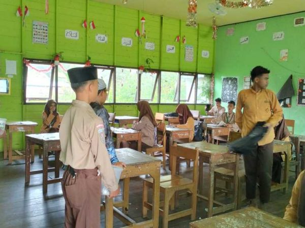 OSIM MTsN 1 HSU Adakan Jumat Berbagi Untuk Siswa Korban Kebakaran