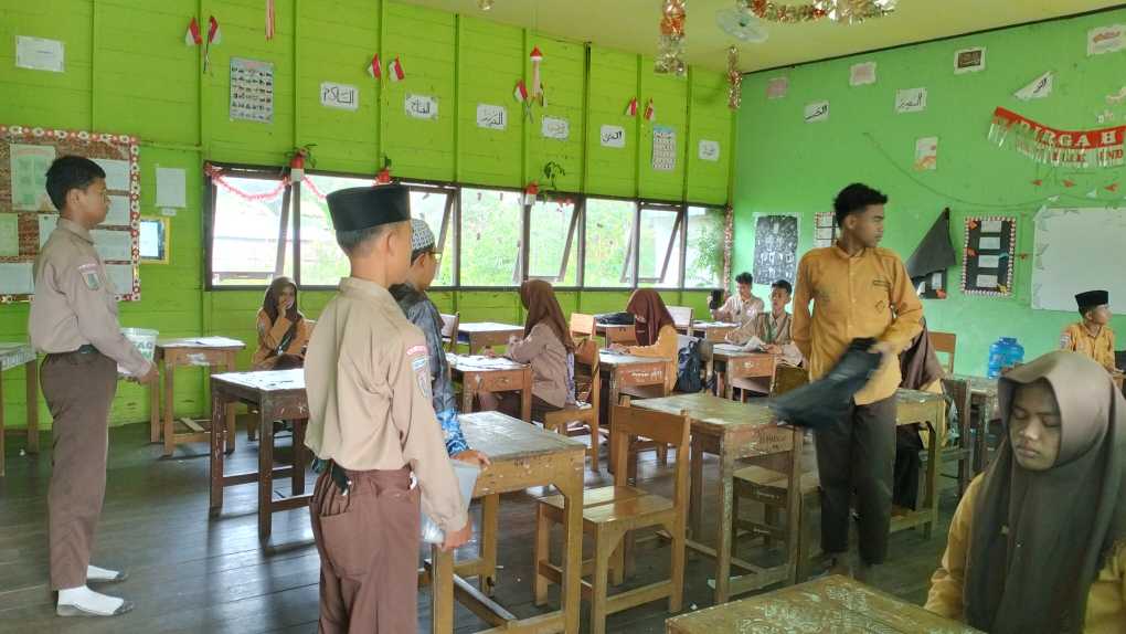 OSIM MTsN 1 HSU Adakan Jumat Berbagi Untuk Siswa Korban Kebakaran OSIM MTsN 1 HSU Adakan Jumat Berbagi Untuk Siswa Korban Kebakaran