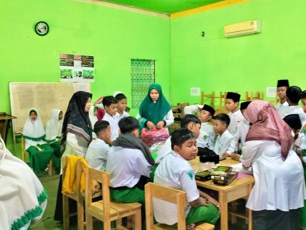 Siswa Baru MTsN 1 HSU Ukur Seragam Olahraga dan Peci: Langkah Awal Menuju Tahun Ajaran Baru