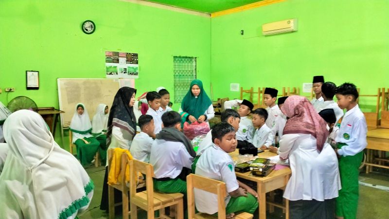 Siswa Baru MTsN 1 HSU Ukur Seragam Olahraga dan Peci: Langkah Awal Menuju Tahun Ajaran Baru Siswa Baru MTsN 1 HSU Ukur Seragam Olahraga dan Peci: Langkah Awal Menuju Tahun Ajaran Baru