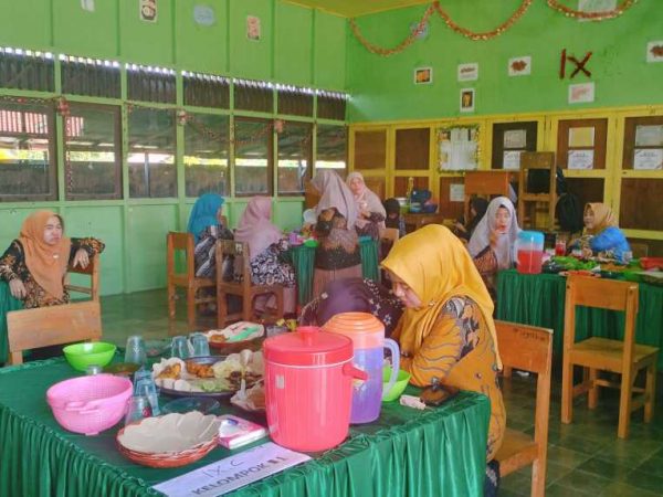 Siswa Kelas IX MTsN 1 HSU Antusias Lakukan Ujian Praktik Memasak Kuliner Khas Banua