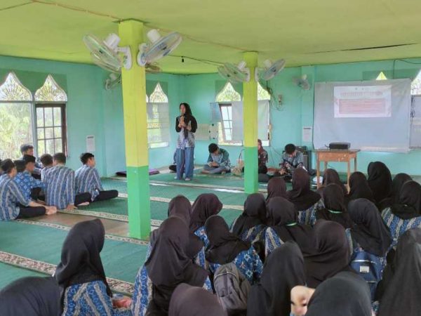 Siswa Kelas IX MTsN 1 HSU Terima Sosialisasi Pemilihan Duta GenRe