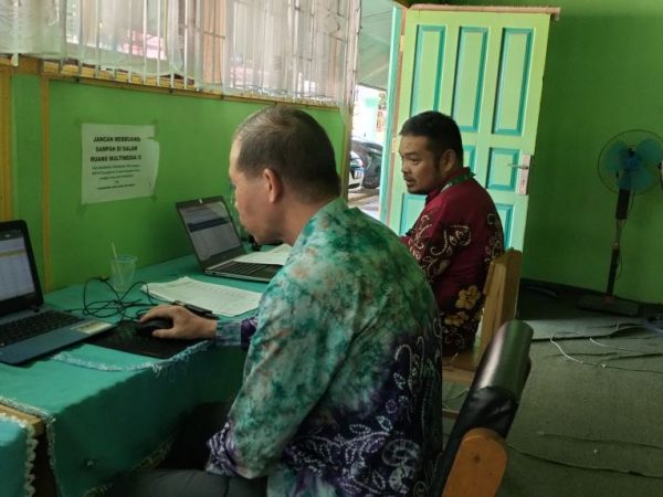 Kepala MTsN 1 HSU Tinjau Hasil Asesmen Sumatif Akhir Tahun 2024/2025