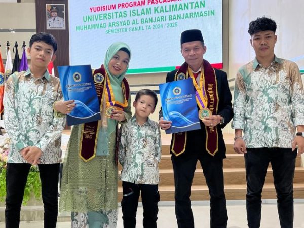 Kepala MTsN 1 HSU dan Istri Raih Gelar Magister di UNISKA Banjarmasin