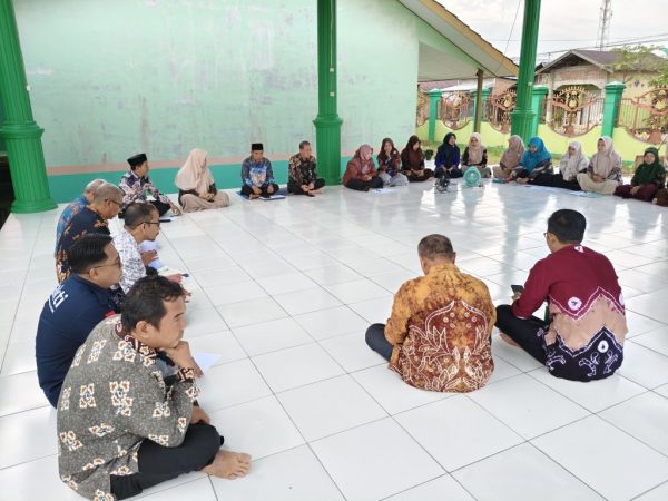 MTsN 1 HSU Gelar Rapat Akhir Persiapan Kenaikan Kelas dan Pembagian Rapor