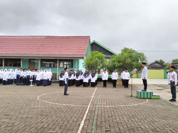 Meski Gerimis, MTsN 1 HSU Tetap Peringati Hari Lahir Pancasila Dengan Upacara Khidmat