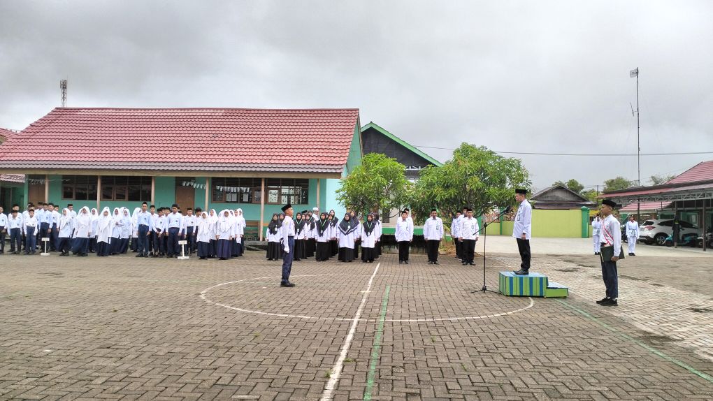Meski Gerimis, MTsN 1 HSU Tetap Peringati Hari Lahir Pancasila Dengan Upacara Khidmat Meski Gerimis, MTsN 1 HSU Tetap Peringati Hari Lahir Pancasila Dengan Upacara Khidmat