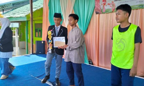 Siswa MTsN 1 HSU Terima Trofi Juara 1 Lomba Volly Putera Harlah MAN 4 HSU