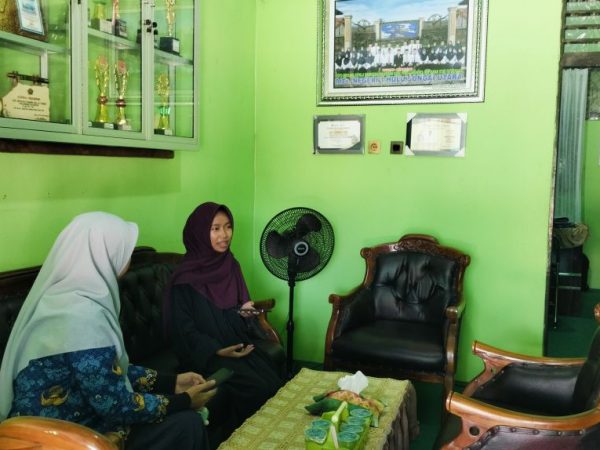 Siswa MTsN 1 HSU Wawancarai Guru Tentang Stunting