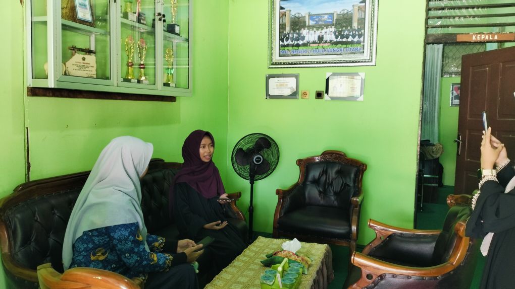 Siswa MTsN 1 HSU Wawancarai Guru Tentang Stunting Siswa MTsN 1 HSU Wawancarai Guru Tentang Stunting