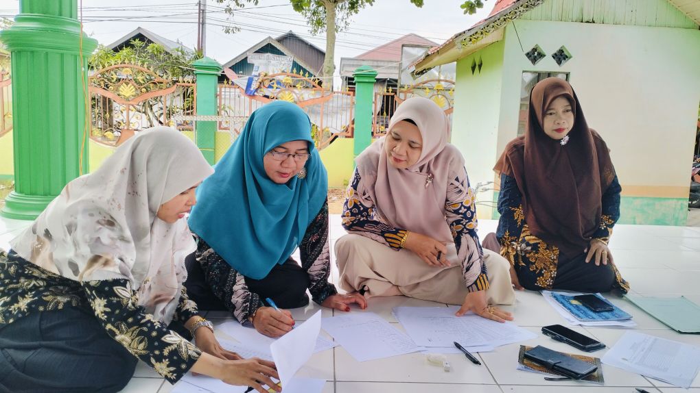 Wali Kelas VII dan VIII MTsN 1 HSU Bahas Sistem Rolling Pembagian Siswa untuk Tahun Ajaran Baru Wali Kelas VII dan VIII MTsN 1 HSU Bahas Sistem Rolling Pembagian Siswa untuk Tahun Ajaran Baru