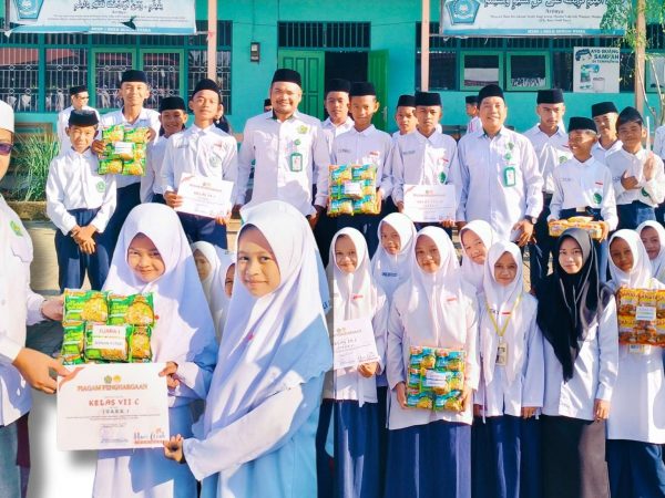 MTsN 1 HSU Berikan Hadiah Bermanfaat Pada Lomba Permainan Tradisional Asinan dalam Rangka Hari Anak Nasional 2025