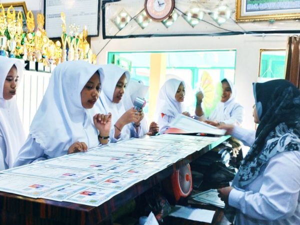 MTsN 1 HSU Fasilitasi Pengambilan Ijazah dan Cap Tiga Jari bagi Siswa-siswi Angkatan 2024/2025