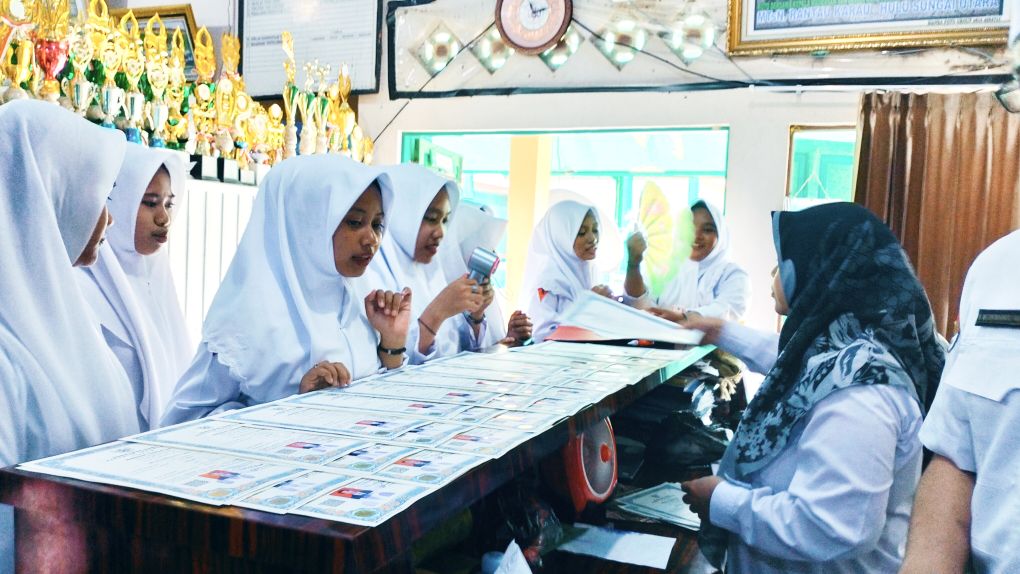 MTsN 1 HSU Fasilitasi Pengambilan Ijazah dan Cap Tiga Jari bagi Siswa-siswi Angkatan 2024/2025 MTsN 1 HSU Fasilitasi Pengambilan Ijazah dan Cap Tiga Jari bagi Siswa-siswi Angkatan 2024/2025