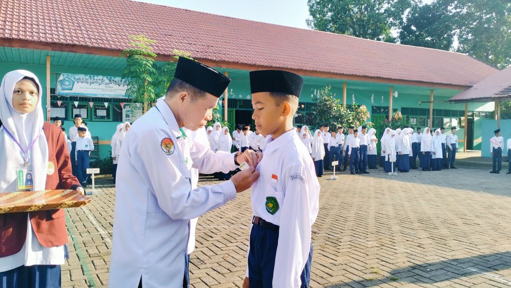 MTsN 1 HSU Gelar Pembukaan MATSAMA Berkesan, Kamad Beri Sambutan Hangat untuk Siswa Baru MTsN 1 HSU Gelar Pembukaan MATSAMA Berkesan, Kamad Beri Sambutan Hangat untuk Siswa Baru