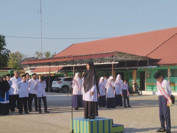 MTsN 1 HSU Gelar Upacara Bendera, Pembina Tekankan Kebersihan dan Keselamatan Siswa