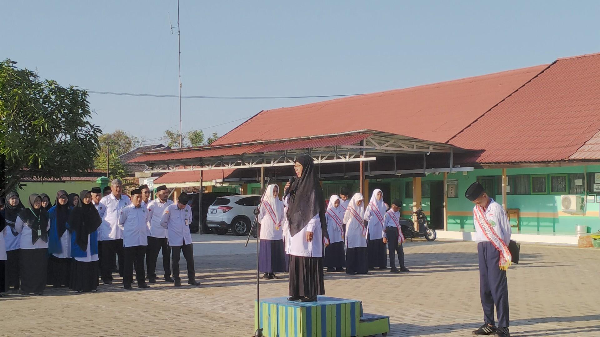 MTsN 1 HSU Gelar Upacara Bendera, Pembina Tekankan Kebersihan dan Keselamatan Siswa MTsN 1 HSU Gelar Upacara Bendera, Pembina Tekankan Kebersihan dan Keselamatan Siswa