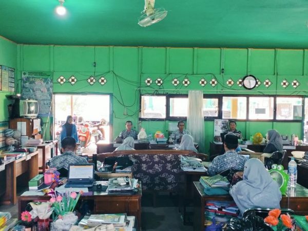 MTsN 1 Hulu Sungai Utara Gelar Rapat Evaluasi OASE dan Persiapan Jum’at Taqwa